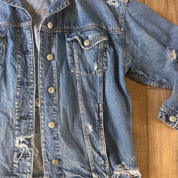 American Eagle Distressed Jean Jacket - Picture 3 of 6